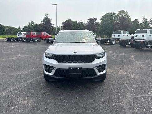 Used 2025 Jeep Grand Cherokee Altitude AWD/4WD image 2