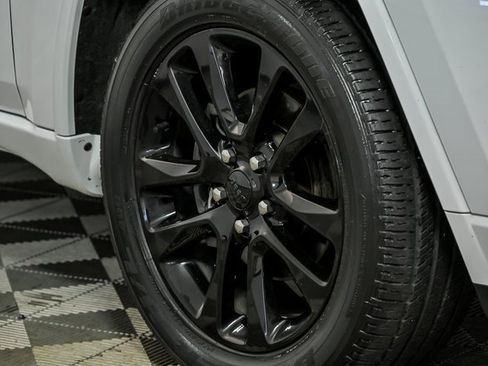 Used 2020 Jeep Grand Cherokee Altitude image 3