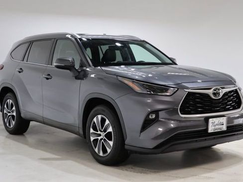 Used 2023 Toyota Highlander XLE FWD image 1