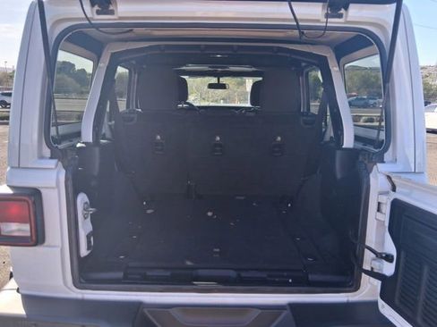 Used 2018 Jeep Wrangler Unlimited Sahara image 8