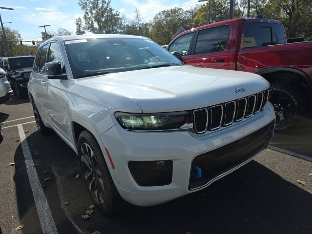 Used 2023 Jeep Grand Cherokee Overland w/ Luxury Tech Group IV AWD/4WD image 3