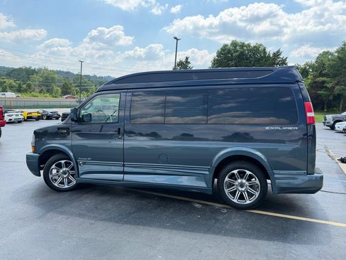 Used 2017 Chevrolet Express 2500 RWD image 6