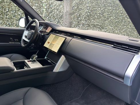 New 2025 Land Rover Range Rover SE image 23