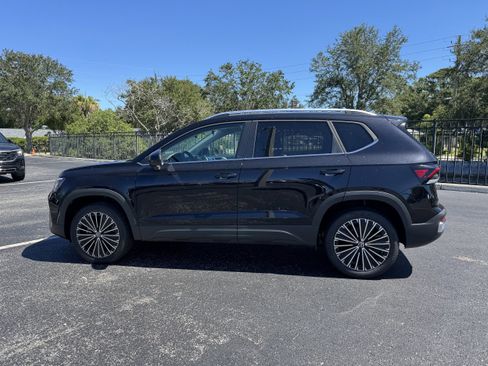 New 2025 Volkswagen Taos SE image 6