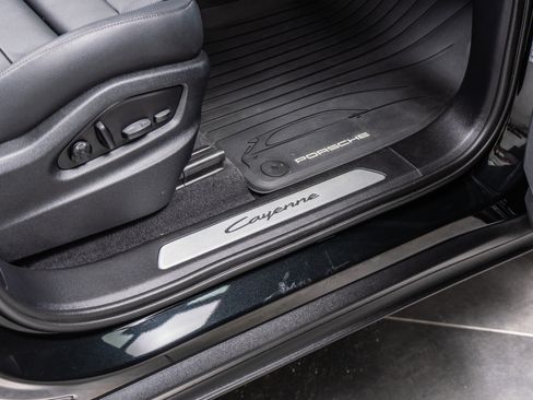 Used 2025 Porsche Cayenne AWD/4WD image 31