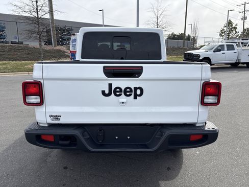 Certified 2025 Jeep Gladiator Sport image 9
