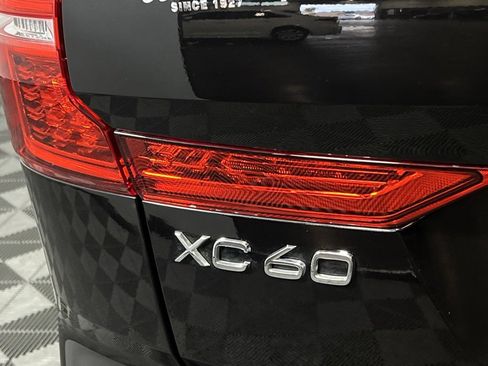 Used 2025 Volvo XC60 B5 Plus image 13
