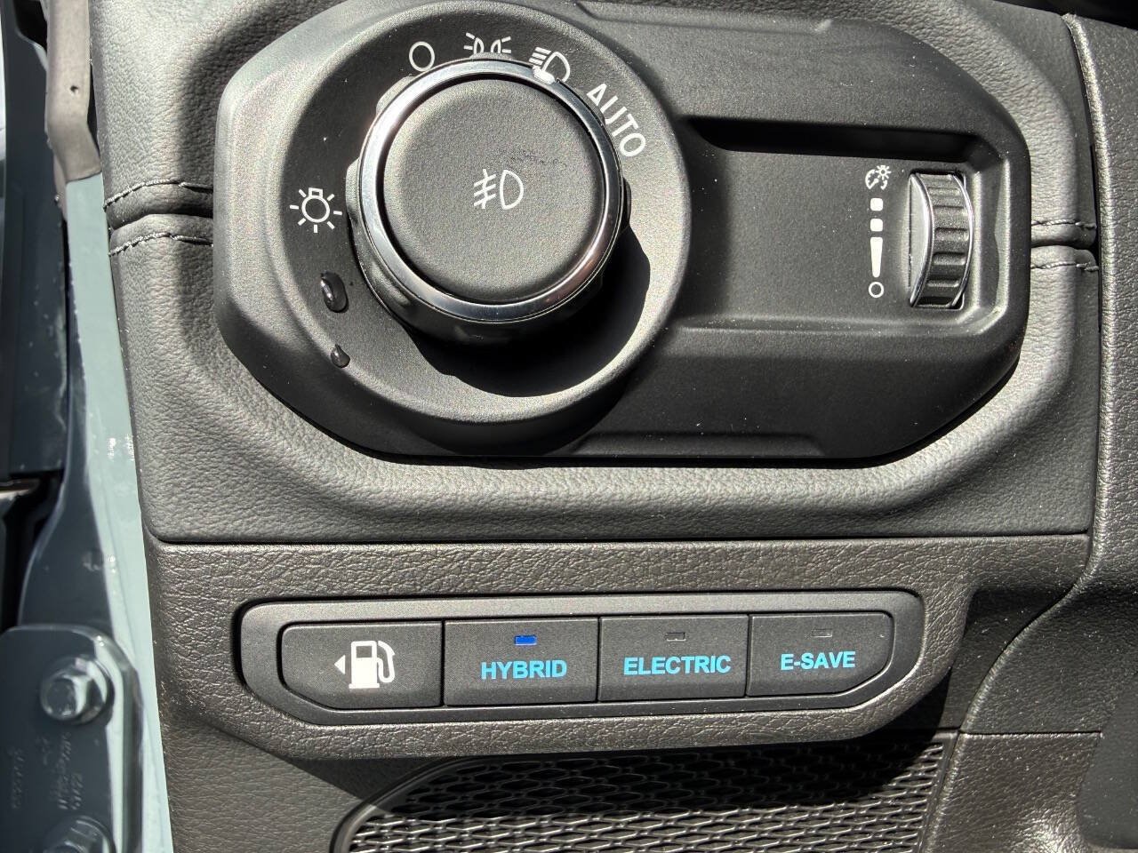 Used 2024 Jeep Wrangler Unlimited Sahara AWD/4WD image 19