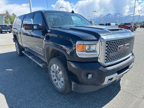 Used 2017 GMC Sierra 2500 Denali w/ Duramax Plus Package AWD/4WD image 2