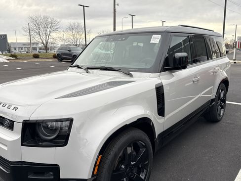 New 2026 Land Rover Defender 130 X-Dynamic SE image 2
