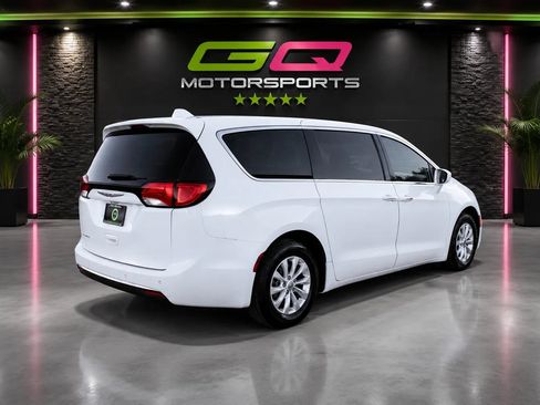 Used 2019 Chrysler Pacifica Touring Plus FWD image 8