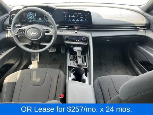 New 2025 Hyundai Elantra SEL image 17
