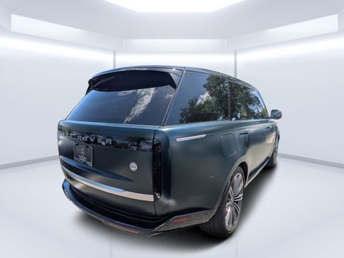 Used 2025 Land Rover Range Rover SV AWD/4WD image 3