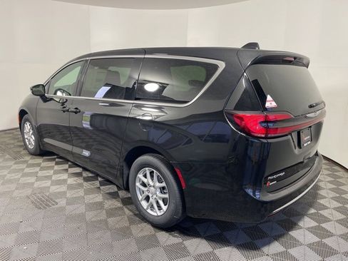 New 2026 Chrysler Pacifica Select image 4