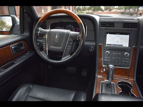 Used 2017 Lincoln Navigator Select image 30