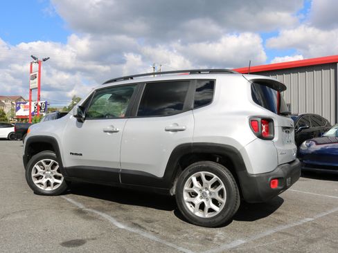 Used 2018 Jeep Renegade Latitude w/ UConnect 8.4 Nav Group image 6