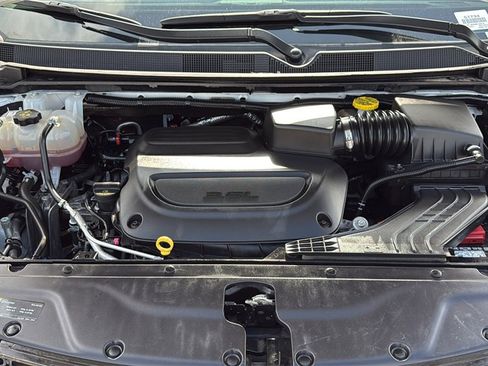 Used 2024 Chrysler Pacifica Touring-L image 36