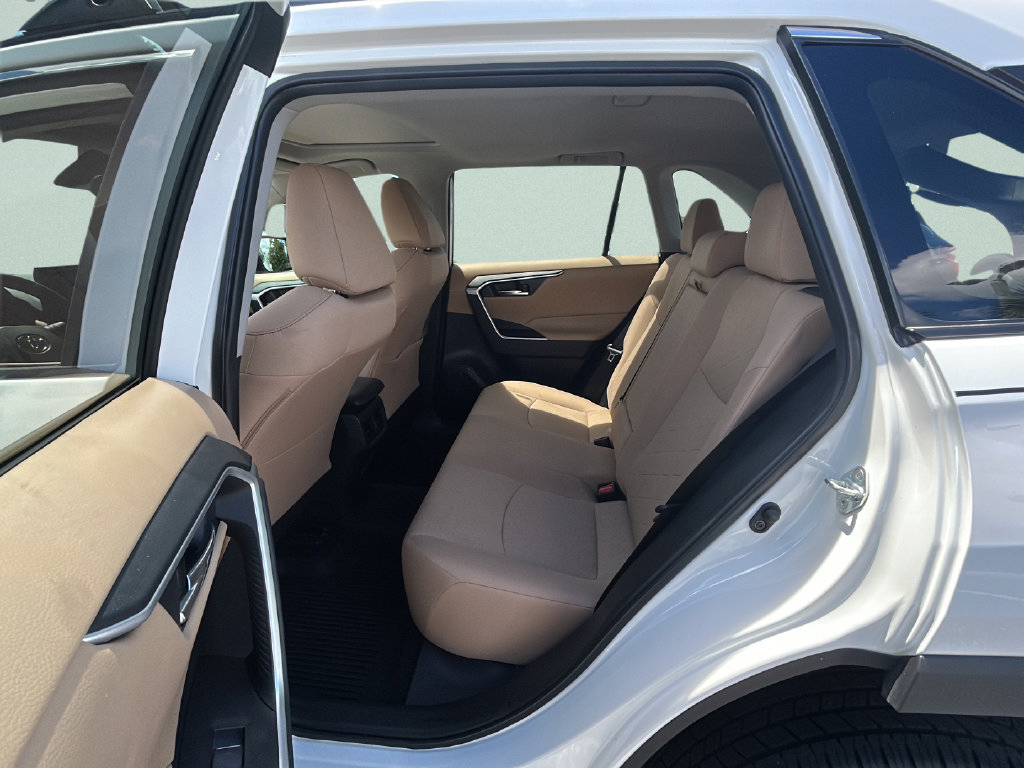 Used 2022 Toyota RAV4 XLE w/ Convenience Package FWD image 11