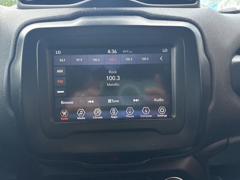 Used 2018 Jeep Renegade Latitude FWD image 18