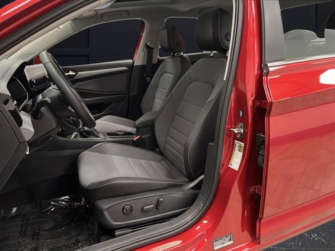 Used 2025 Volkswagen Jetta SE image 4