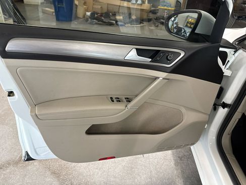 Used 2015 Volkswagen Golf TDI SE image 26