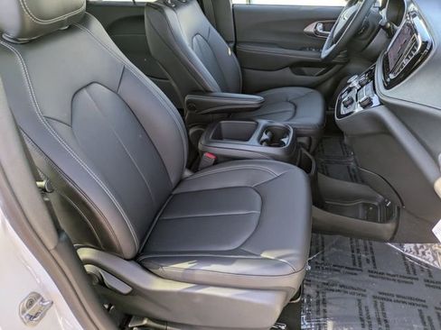 New 2026 Chrysler Pacifica Select FWD image 27