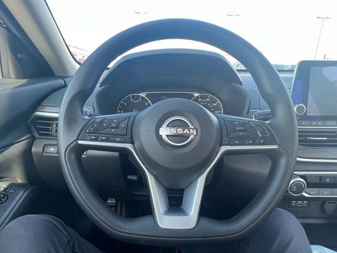 Used 2025 Nissan Altima 2.5 SV FWD image 19