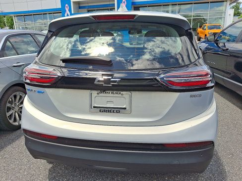 Used 2023 Chevrolet Bolt LT w/ Infotainment Package FWD image 5