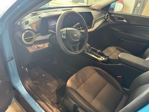 Used 2025 Chevrolet Trax LT image 5