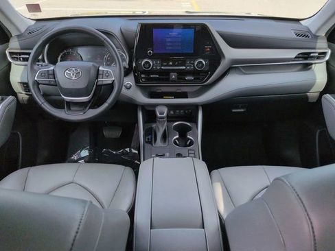 Used 2023 Toyota Highlander XLE FWD image 15