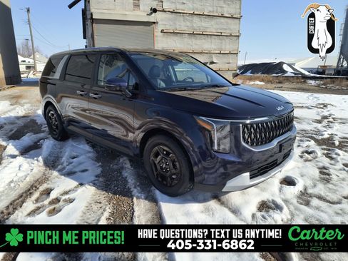 Used 2025 Kia Carnival image 1