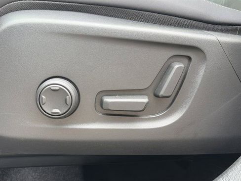 Used 2025 Volvo XC40 B5 Plus image 18