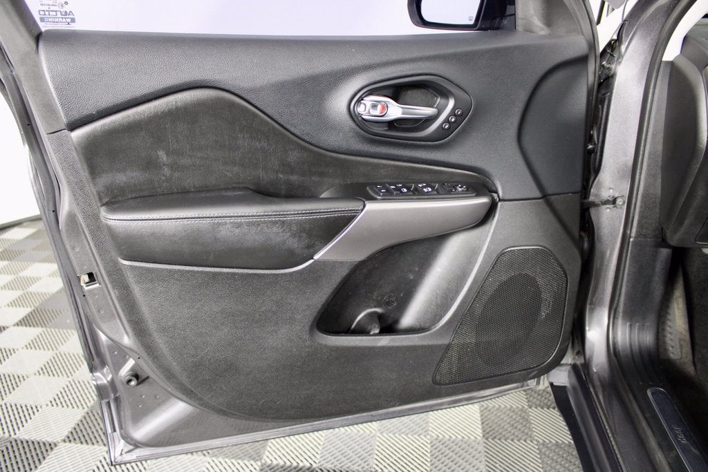 Used 2019 Jeep Cherokee Limited AWD/4WD image 14