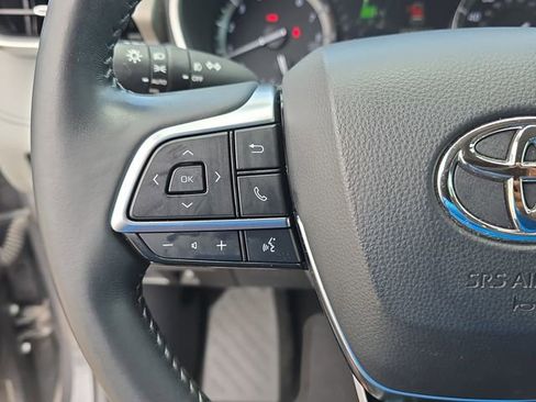 Used 2021 Toyota Highlander XLE FWD image 19
