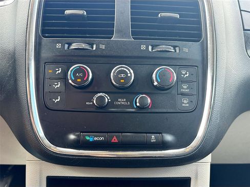 Used 2019 Dodge Grand Caravan SE image 16