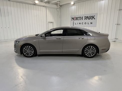 Used 2020 Lincoln MKZ image 2