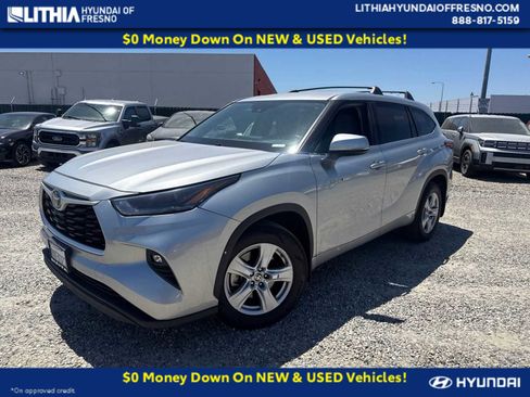Used 2021 Toyota Highlander LE FWD image 1