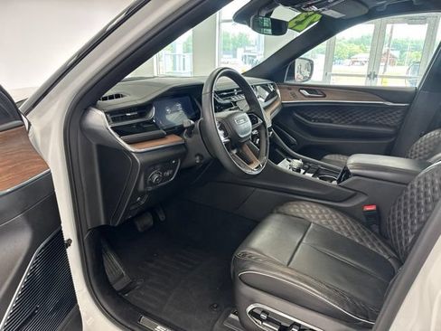 Used 2023 Jeep Grand Cherokee Summit w/ Luxury Tech Group V AWD/4WD image 18