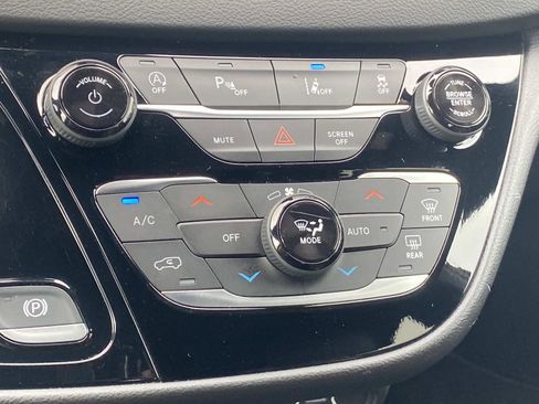 Certified 2025 Chrysler Pacifica Select FWD image 27