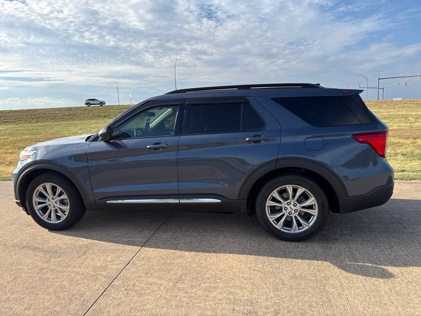 Used 2021 Ford Explorer XLT w/ Equipment Group 202A RWD image 17
