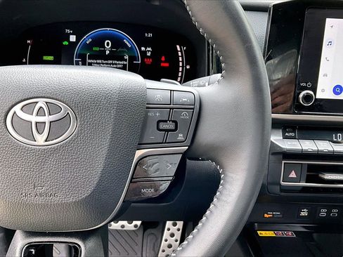 Used 2025 Toyota Camry SE FWD image 11