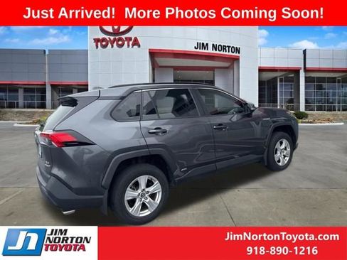 Used 2021 Toyota RAV4 XLE AWD/4WD image 5