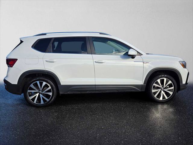 Used 2022 Volkswagen Taos SE FWD image 2