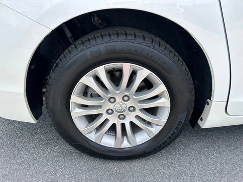 Used 2017 Toyota Sienna XLE w/ XLE Navigation Package FWD image 13