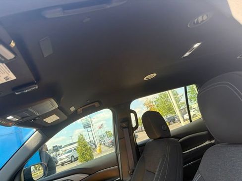 Used 2025 Chevrolet Traverse LT w/ Driver Confidence Package FWD image 5