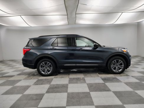 Used 2022 Ford Explorer XLT w/ Equipment Group 202A image 9