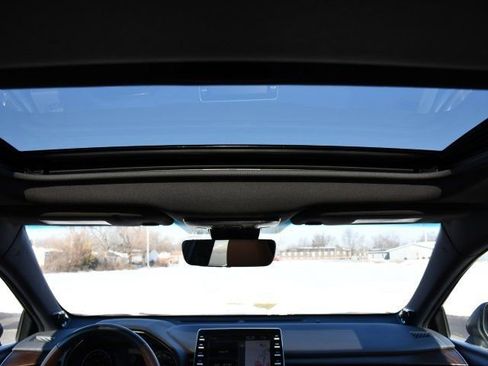 Used 2019 Toyota Avalon Limited image 29