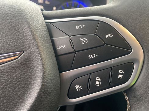 Certified 2025 Chrysler Pacifica Select image 18