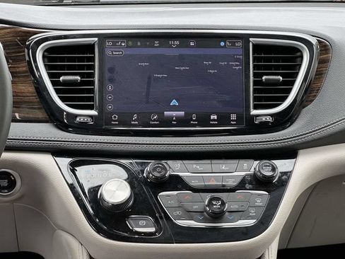 Used 2023 Chrysler Pacifica Limited FWD image 10