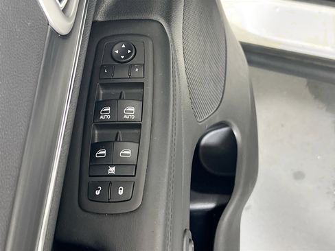 Used 2022 Jeep Grand Cherokee Limited image 17